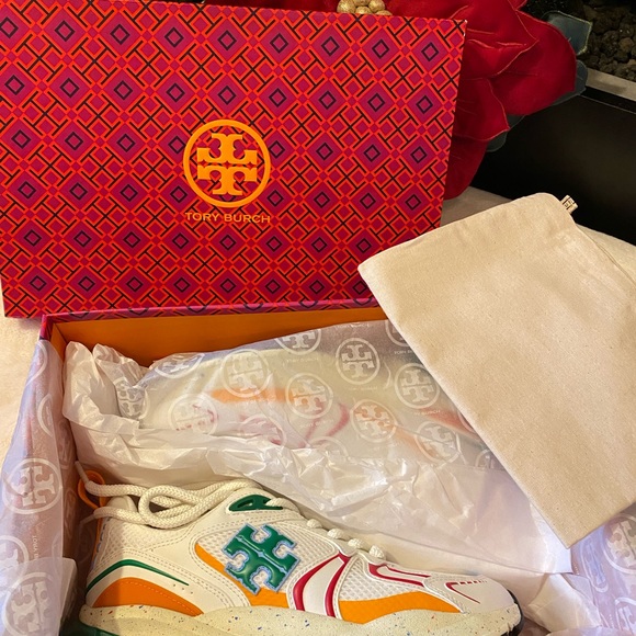 🎉HOST PICK🎉TORY BURCH GOOD LUCK TECH TRAINER - Picture 10 of 11